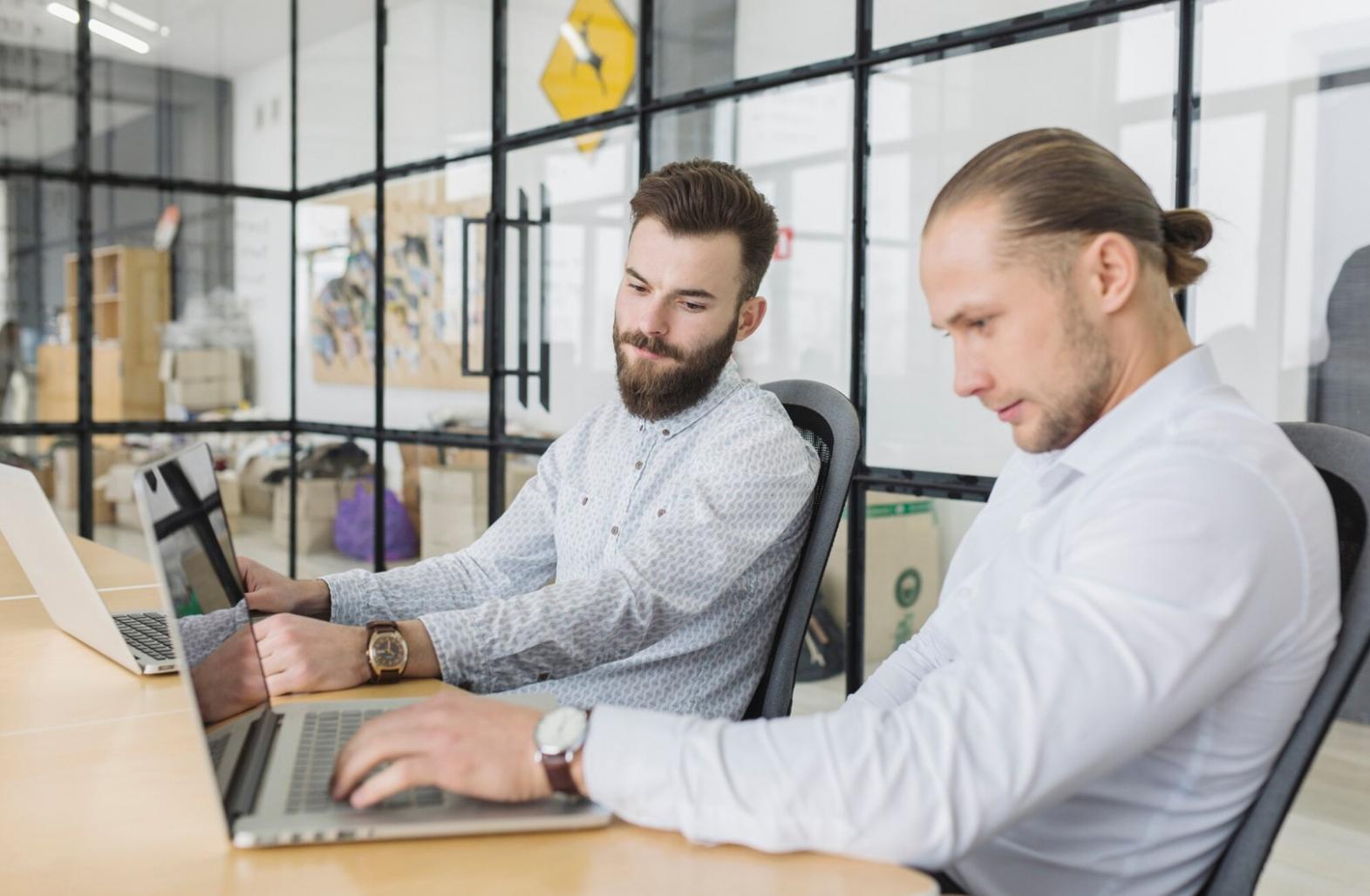 Espace de travail avec matériel informatique adapté